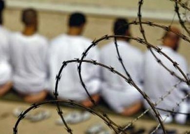 48 معتقلا فلسطينيا ينفذون إضرابا عن الطعام تضامنا مع زميل لهم
